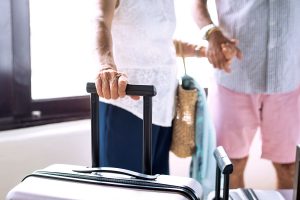 personas-mayores-preparadonse-para-salir-de-vacaciones