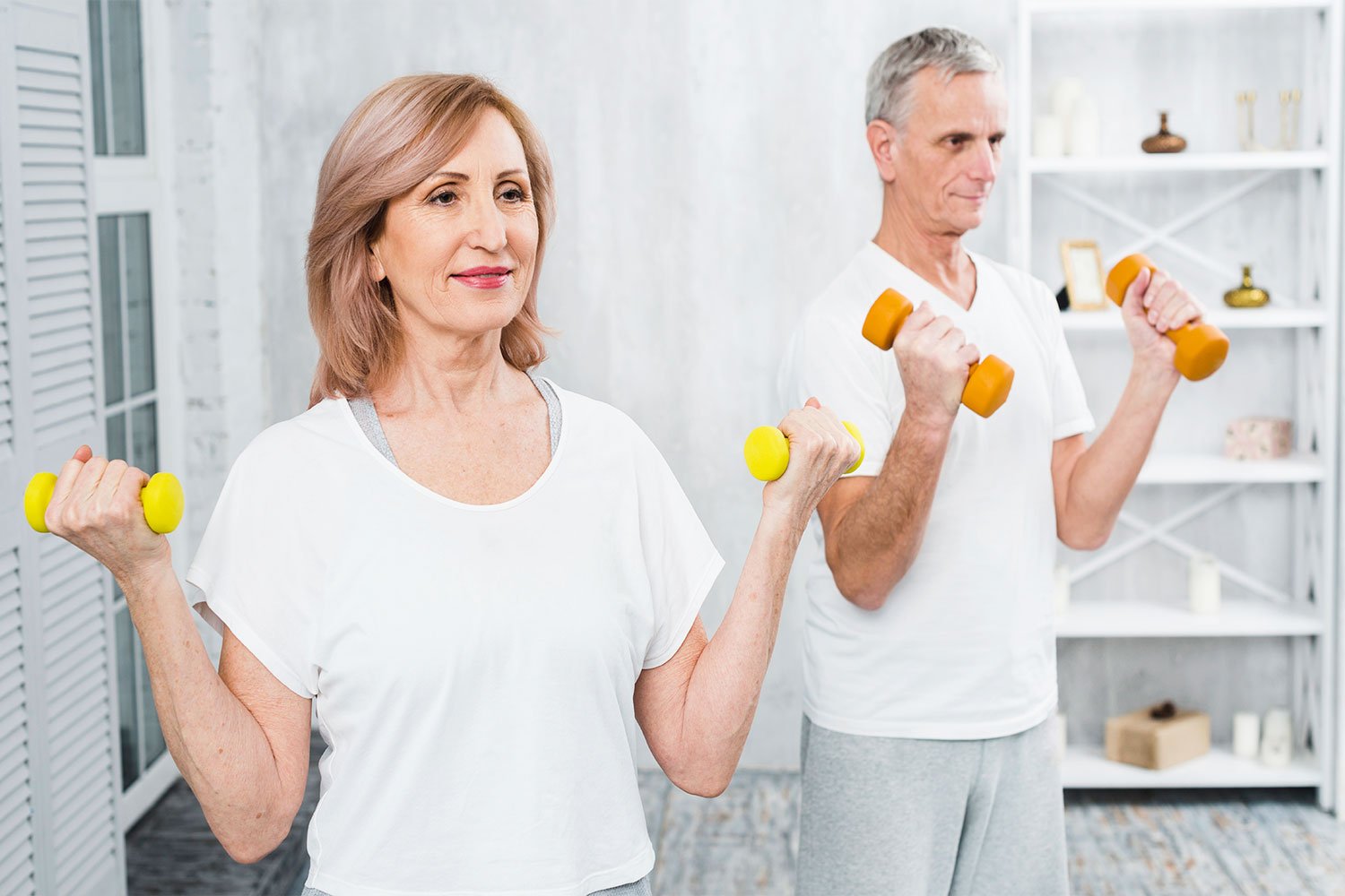 adultos-mayores-realizando-ejercicios-para-prevenir-dolor-por-artrosis