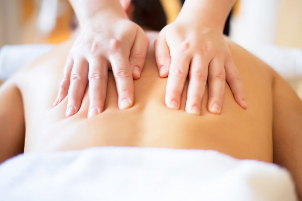 Persona-tomando-masaje-para-el-dolor-por-fibromialgia
